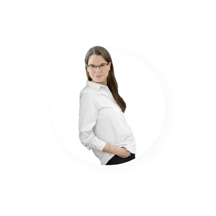 Elisabeth Bölter, stehend, weißer Hintergrund, Brille, lange braune Haare, weiße Bluse