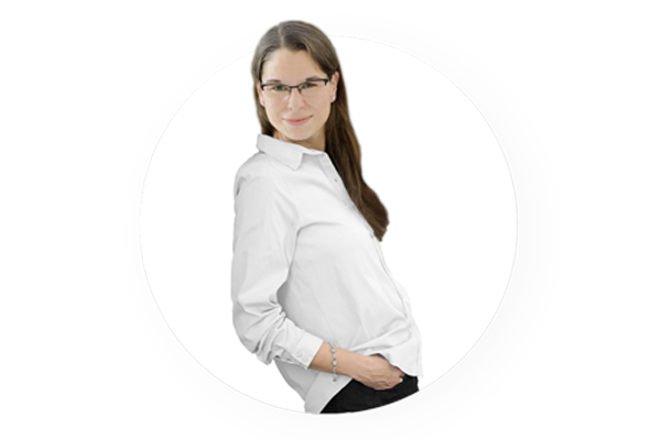 Elisabeth Bölter, stehend, weißer Hintergrund, Brille, lange braune Haare, weiße Bluse